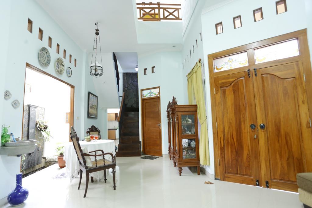 Griya Kedasih Guesthouse ジョグジャカルタ エクステリア 写真