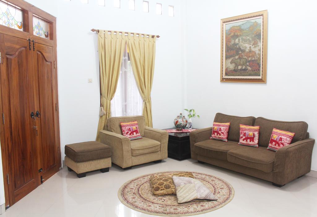 Griya Kedasih Guesthouse ジョグジャカルタ エクステリア 写真